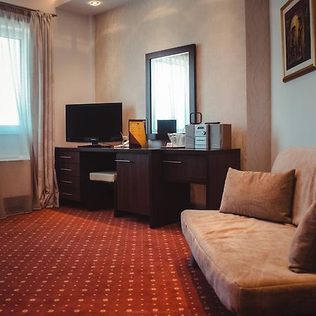 Celly Hotel 피테슈티 외부 사진