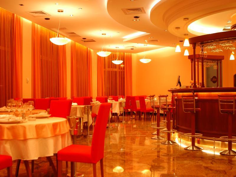 Celly Hotel 피테슈티 외부 사진