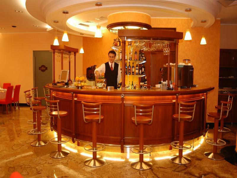 Celly Hotel 피테슈티 외부 사진
