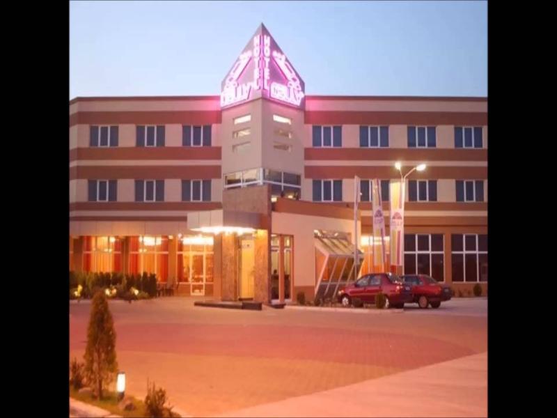 Celly Hotel 피테슈티 외부 사진