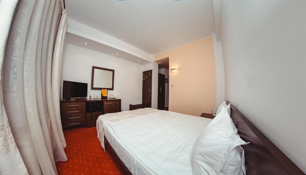 Celly Hotel 피테슈티 외부 사진