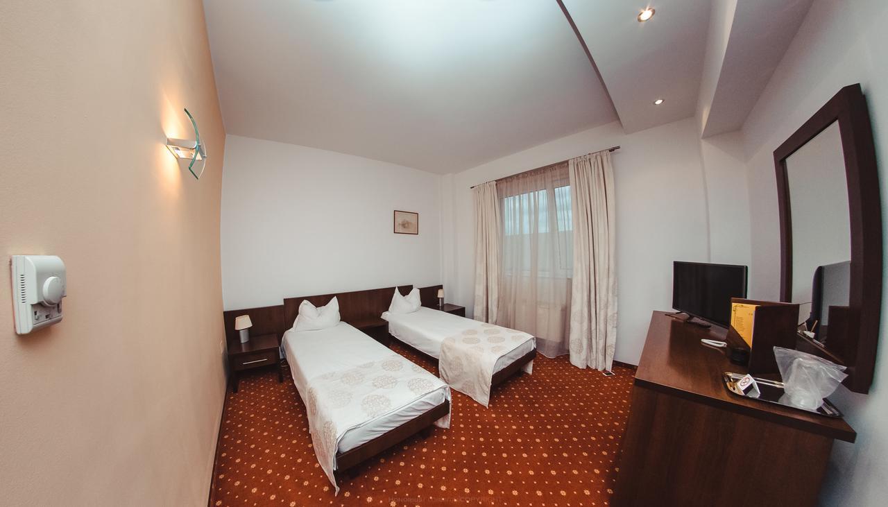 Celly Hotel 피테슈티 외부 사진