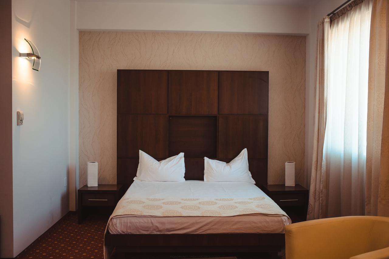 Celly Hotel 피테슈티 외부 사진
