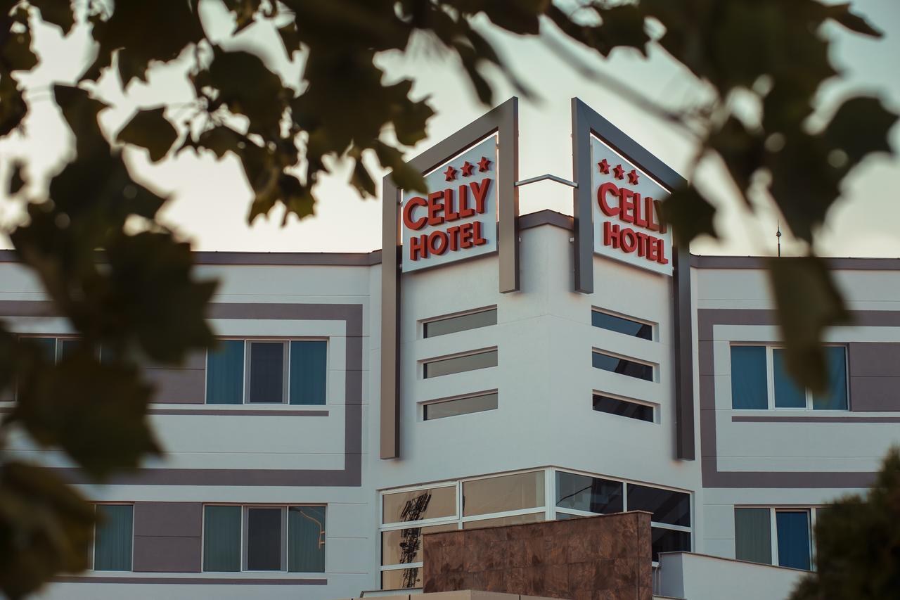 Celly Hotel 피테슈티 외부 사진