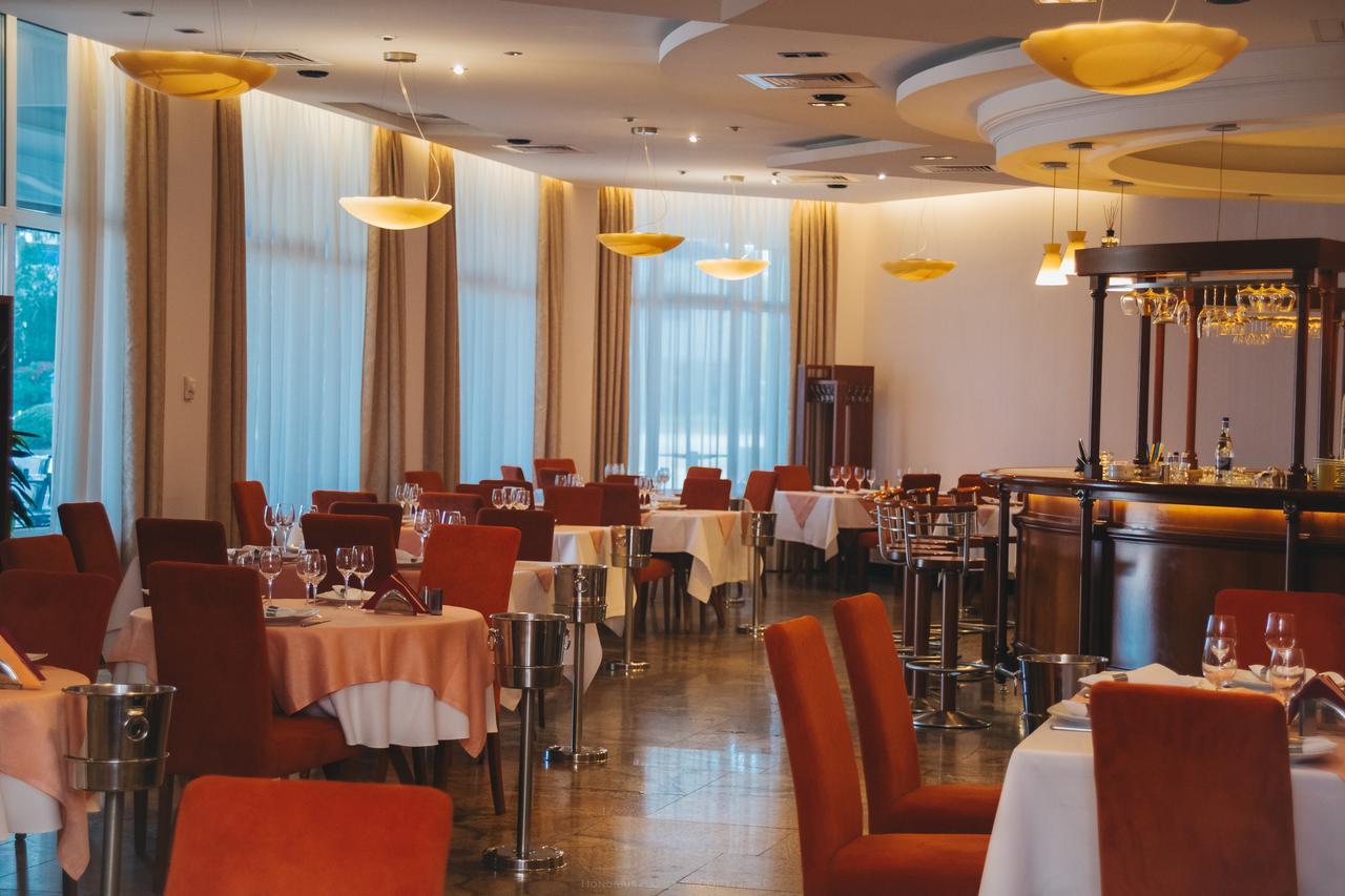 Celly Hotel 피테슈티 외부 사진