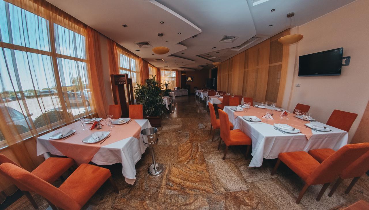 Celly Hotel 피테슈티 외부 사진