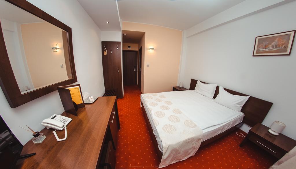 Celly Hotel 피테슈티 외부 사진