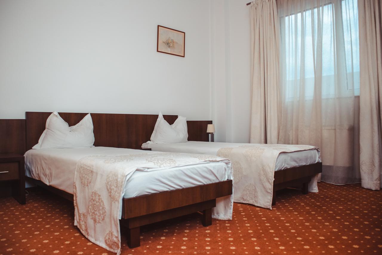 Celly Hotel 피테슈티 외부 사진