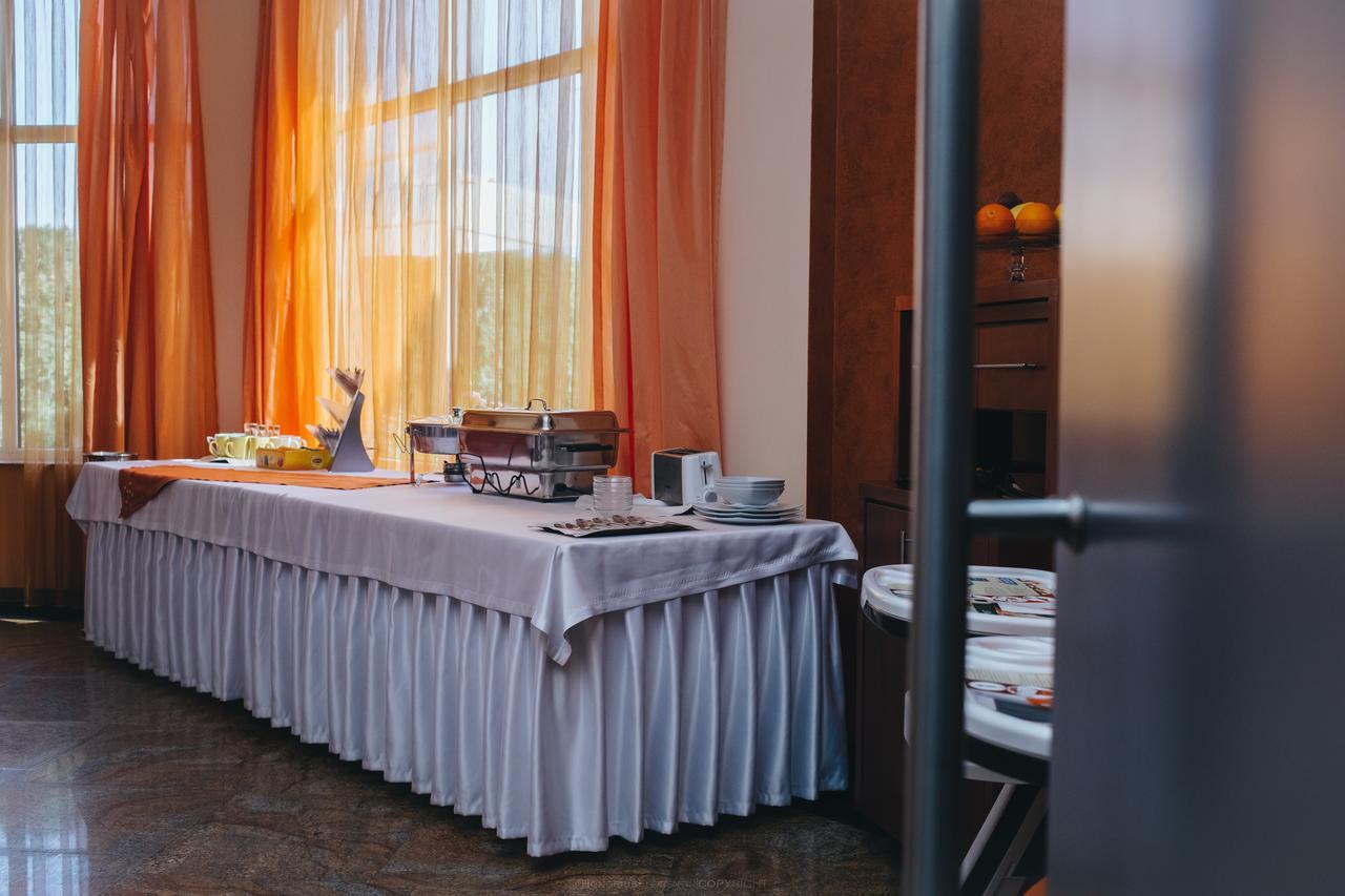 Celly Hotel 피테슈티 외부 사진